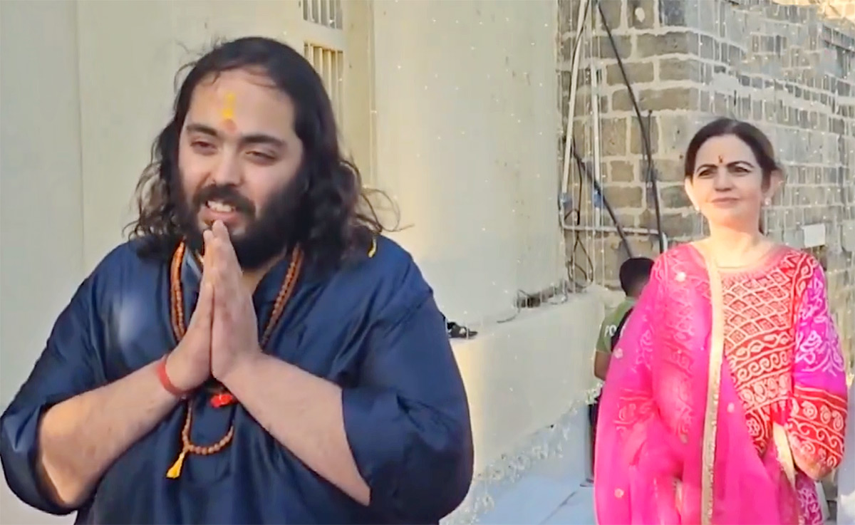 Nita Ambani on Anant Ambani Dwarka Padyatra Photos13