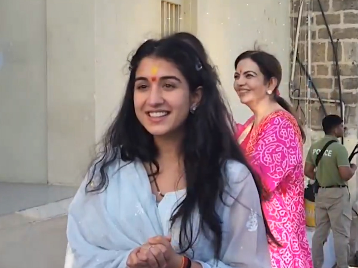 Nita Ambani on Anant Ambani Dwarka Padyatra Photos4