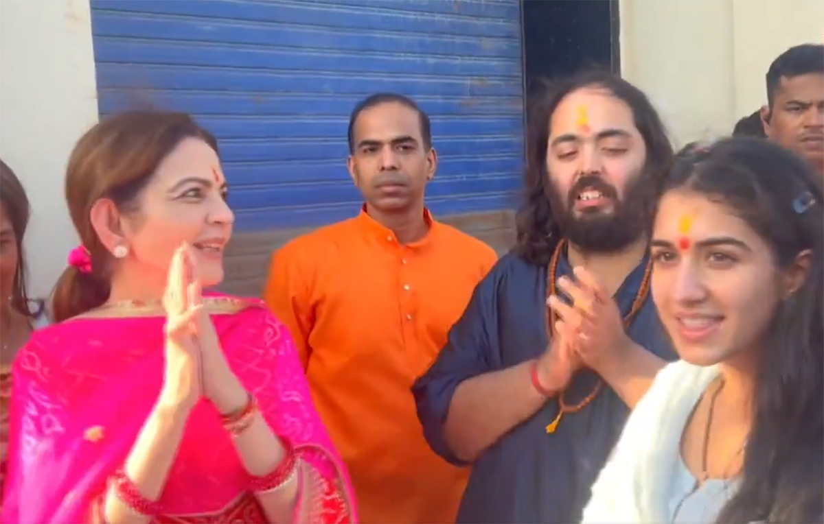Nita Ambani on Anant Ambani Dwarka Padyatra Photos5
