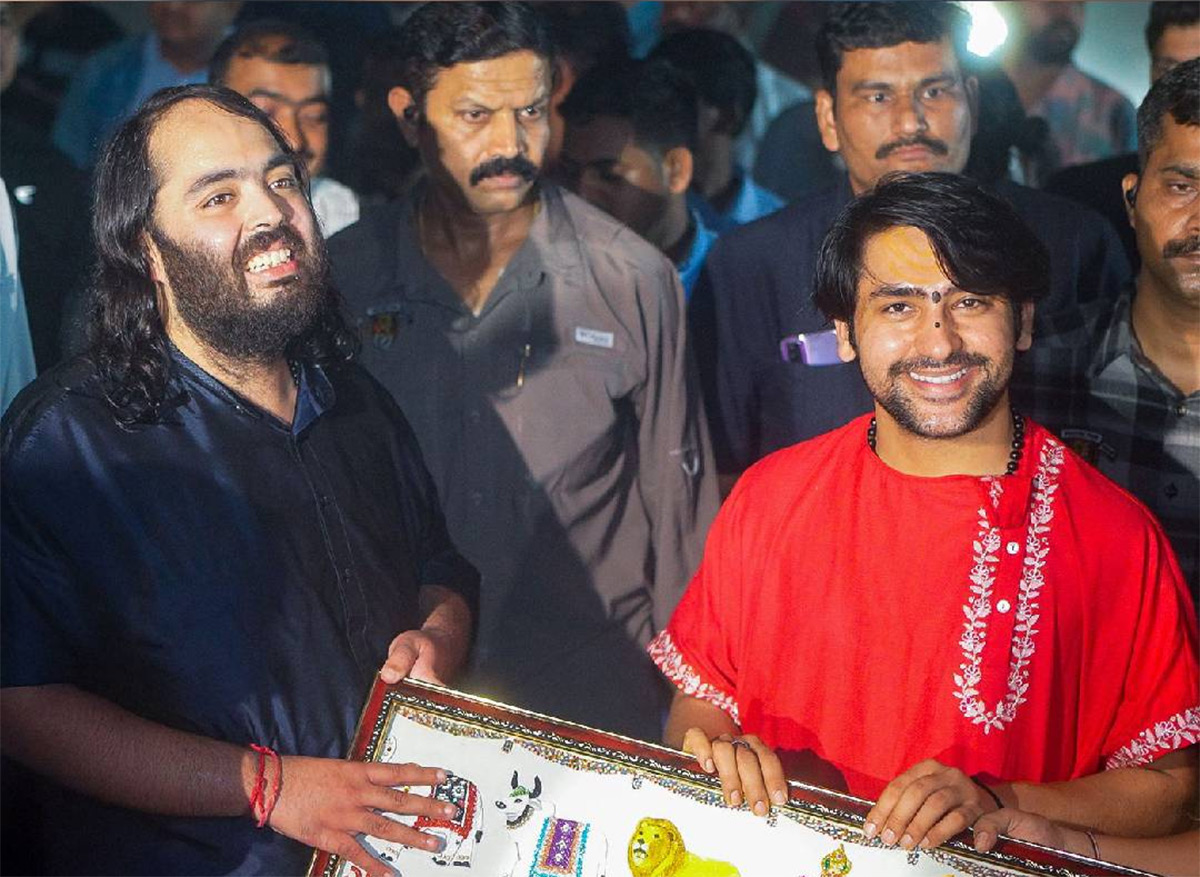 Nita Ambani on Anant Ambani Dwarka Padyatra Photos7