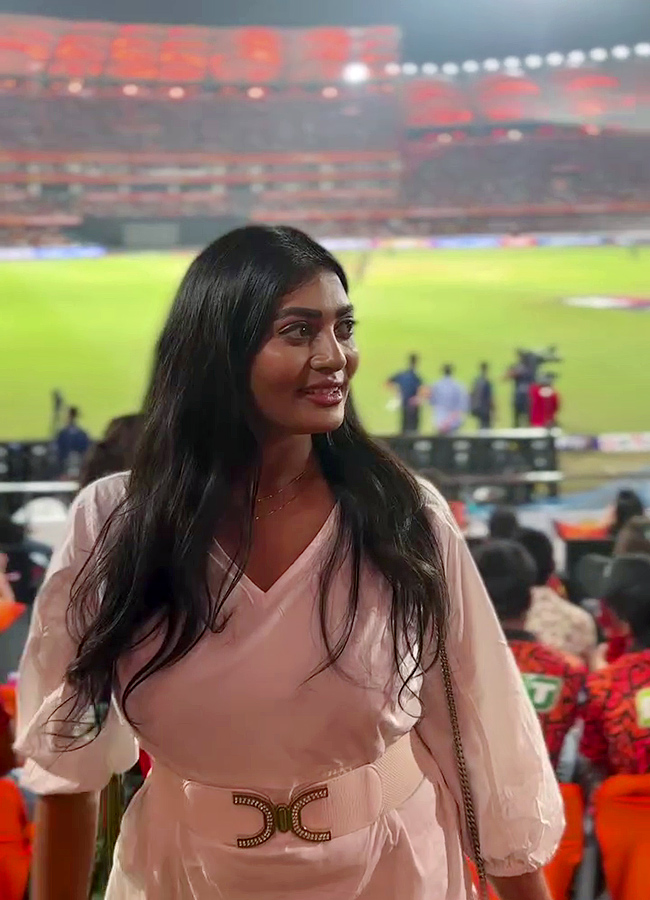 Tollywood Actress Sowmya Janu In IPL Match Viral photos12