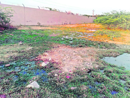 ఇష్టారాజ్యంగా వ్యర్థాలను  వదిలేస్తున్న పాల డెయిరీ1