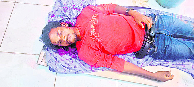 బండరాయిని ఢీకొన్న బైక్‌.. వ్యక్తి మృతి 2