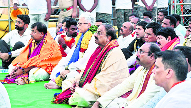 వైభవంగా సాగిన శ్రీరామ పట్టాభిసేకం 
3