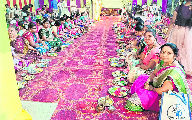 శివలింగం వద్ద నాగుపాము  2