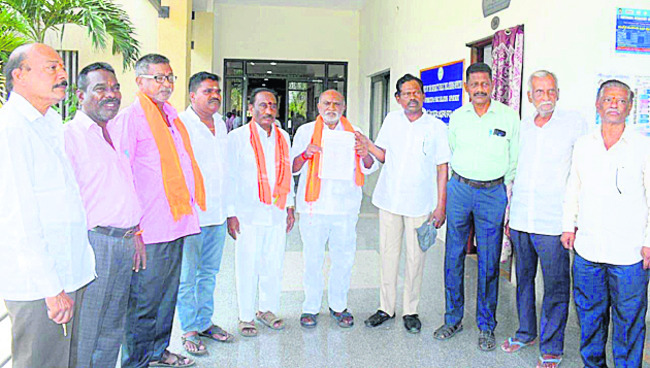 దళారుల దోపిడీని   అరికట్టాలి
1