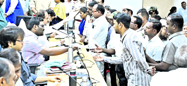 ఫిర్యాదులను సత్వరమే పరిష్కరించాలి1