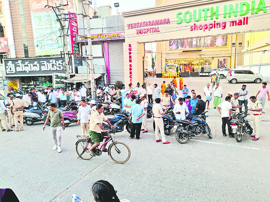 పోలీస్‌ విచారణకు హాజరైన డాక్టర్‌ ప్రభావతి 
1