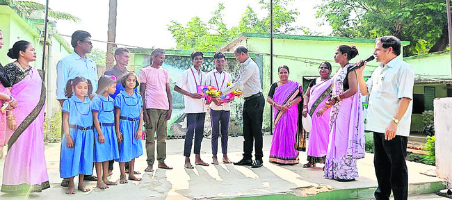 ఒడియా పాఠ్య పుస్తకాల  పంపిణీ 2