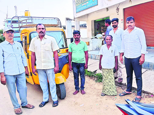 8 క్వింటాళ్ల పీడీఎస్‌ బియ్యం పట్టివేత1