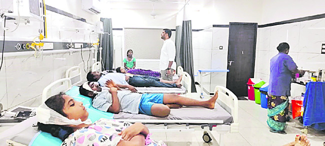 కాలువలోకి దూసుకెళ్లిన స్కూలు వ్యాన్‌ 1