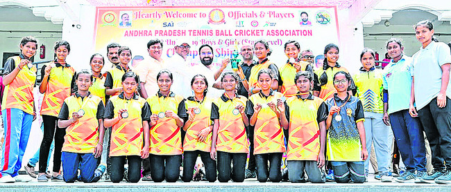 టెన్నిస్‌ బాల్‌ క్రికెట్‌ పోటీల్లో తృతీయ స్థానం 1