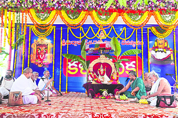 వైభవంగా శ్రీరామ పట్టాభిషేకం
1