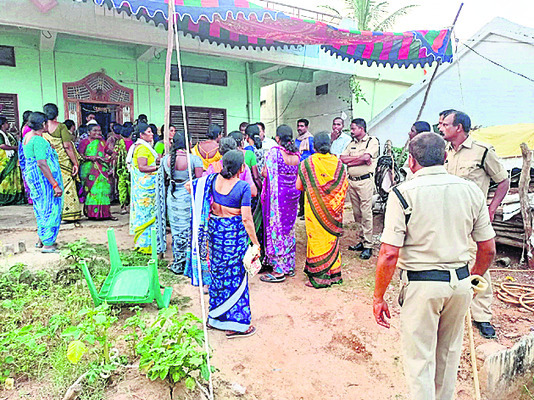 తల్లీకొడుకుల మృతితో రుద్రంగిలో ఉద్రిక్తం1