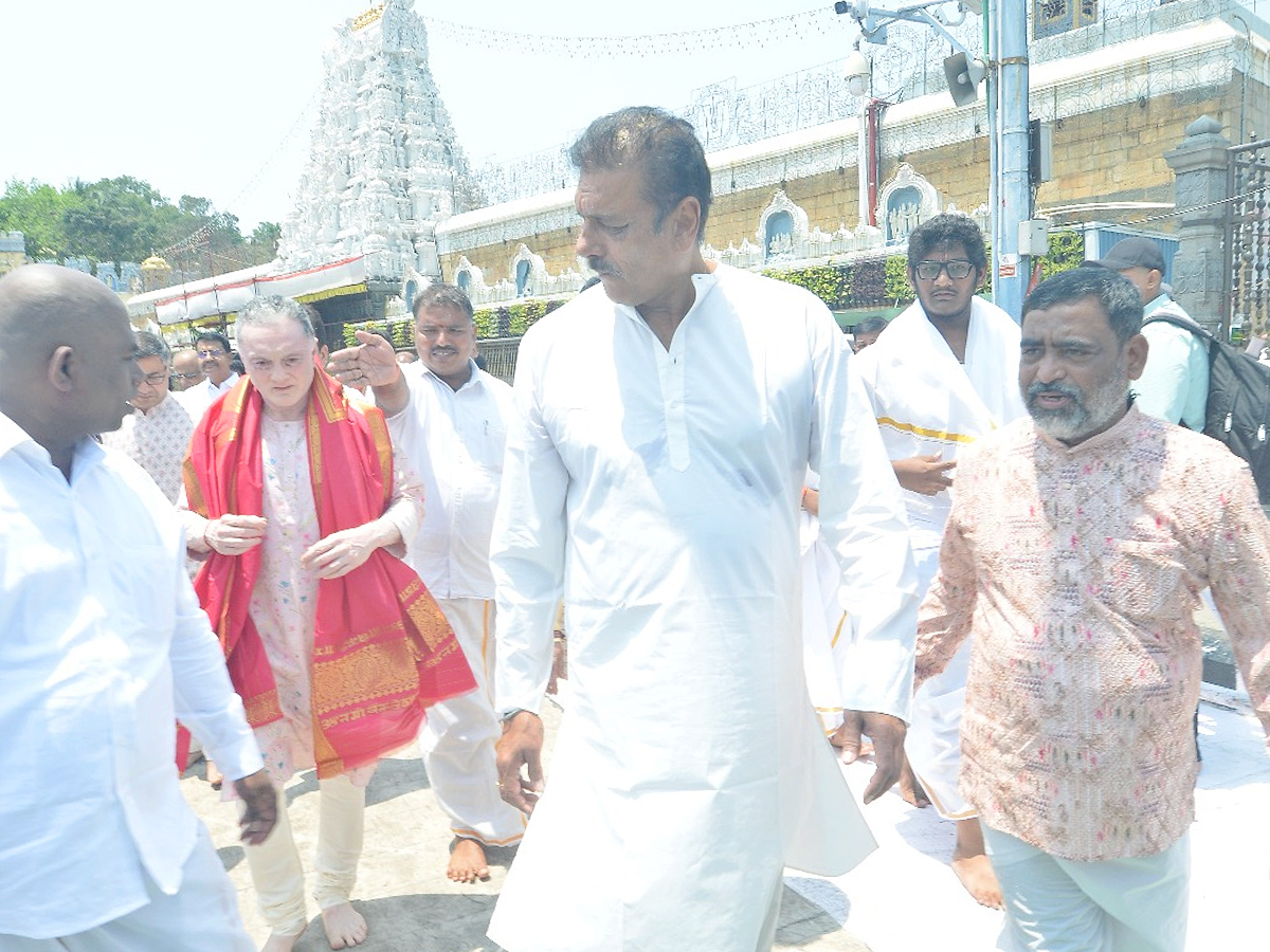 Ex Cricketer Ravi Shastri Visit Tirupati Temple Photos13
