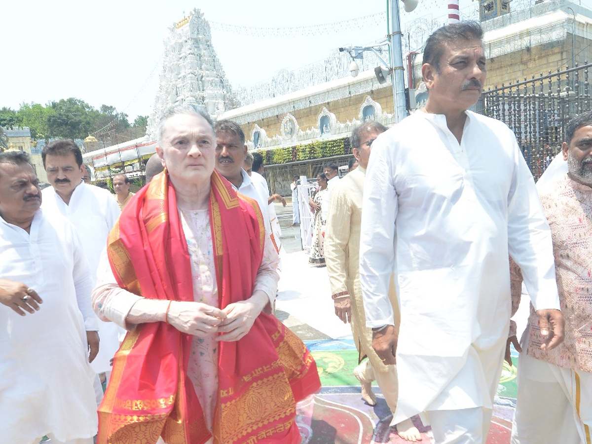 Ex Cricketer Ravi Shastri Visit Tirupati Temple Photos14