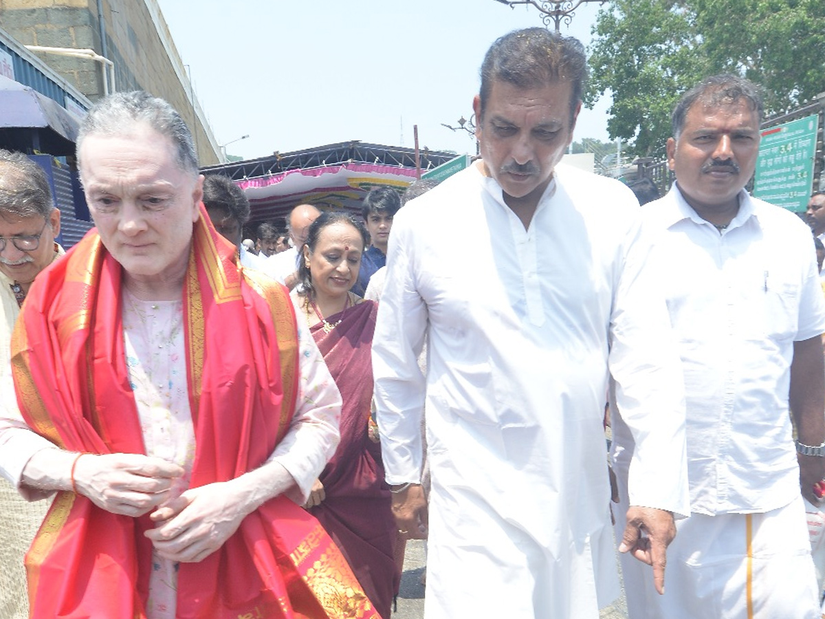 Ex Cricketer Ravi Shastri Visit Tirupati Temple Photos4