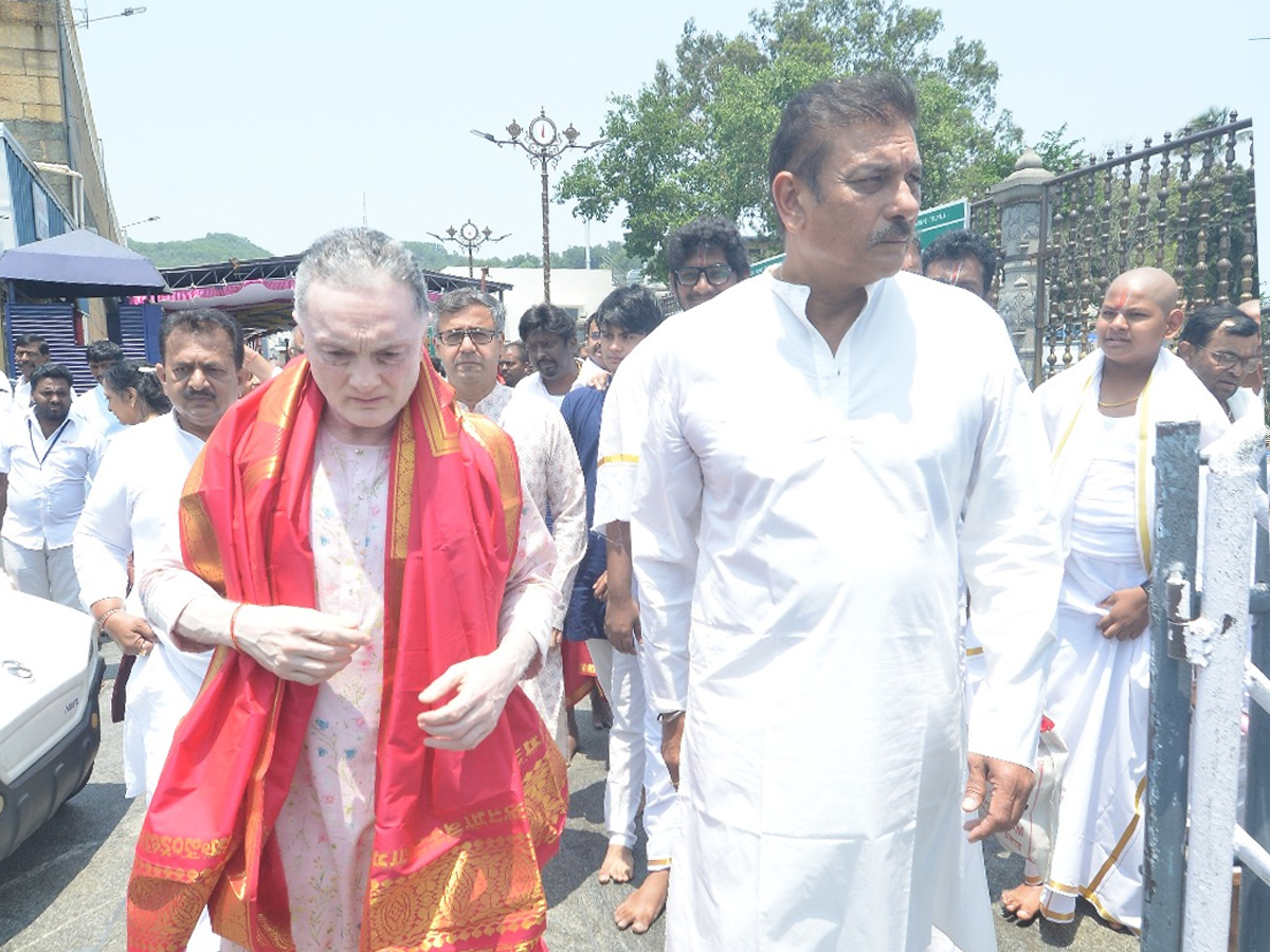 Ex Cricketer Ravi Shastri Visit Tirupati Temple Photos7