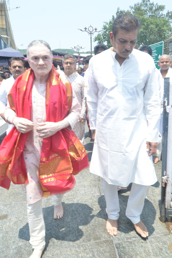 Ex Cricketer Ravi Shastri Visit Tirupati Temple Photos8