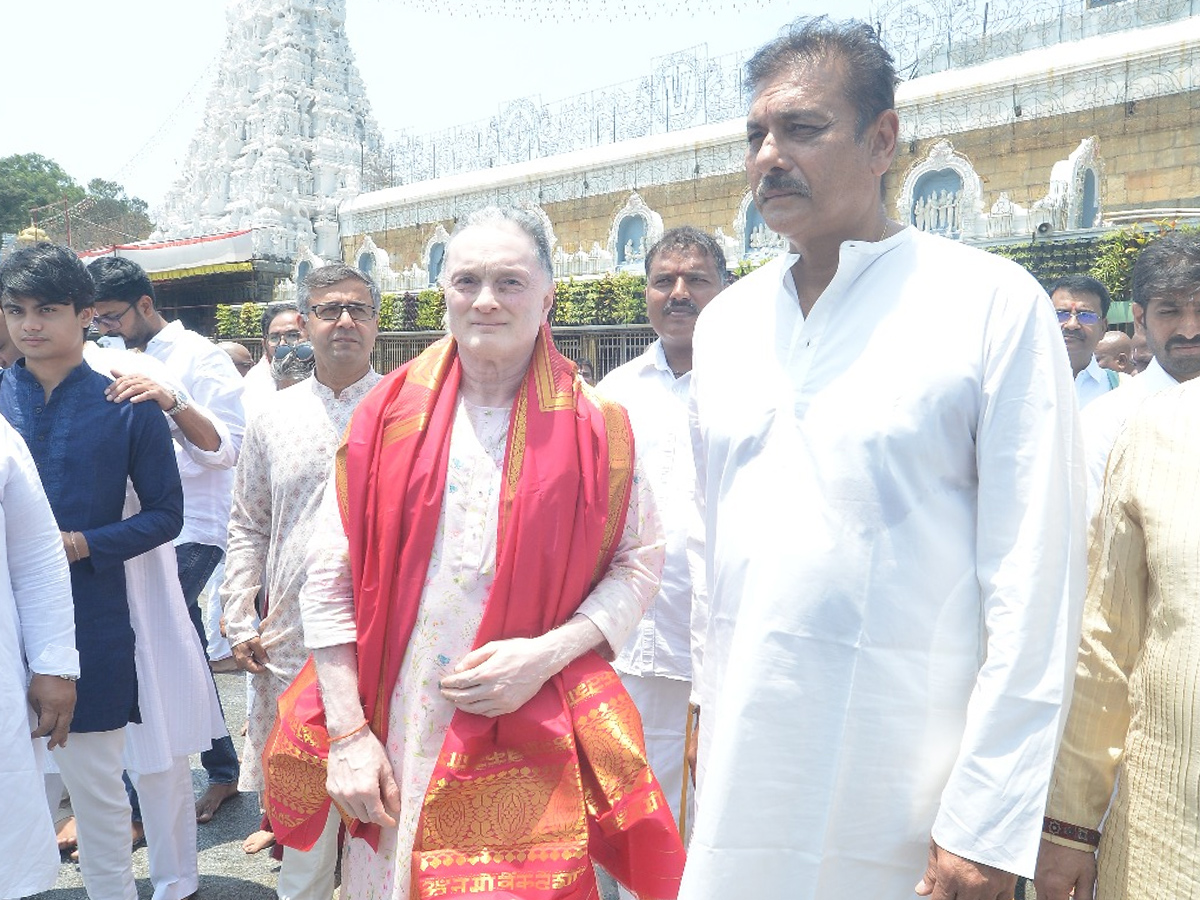 తిరుమల శ్రీవారిని దర్శించుకున్న టీమిండియా మాజీ క్రికెటర్‌ రవిశాస్త్రి ...