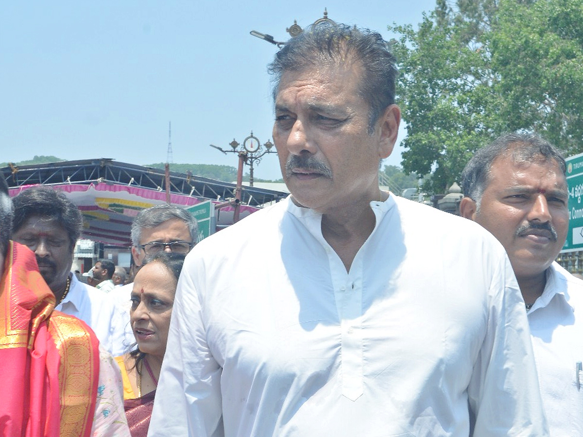 తిరుమల శ్రీవారిని దర్శించుకున్న టీమిండియా మాజీ క్రికెటర్‌ రవిశాస్త్రి ...