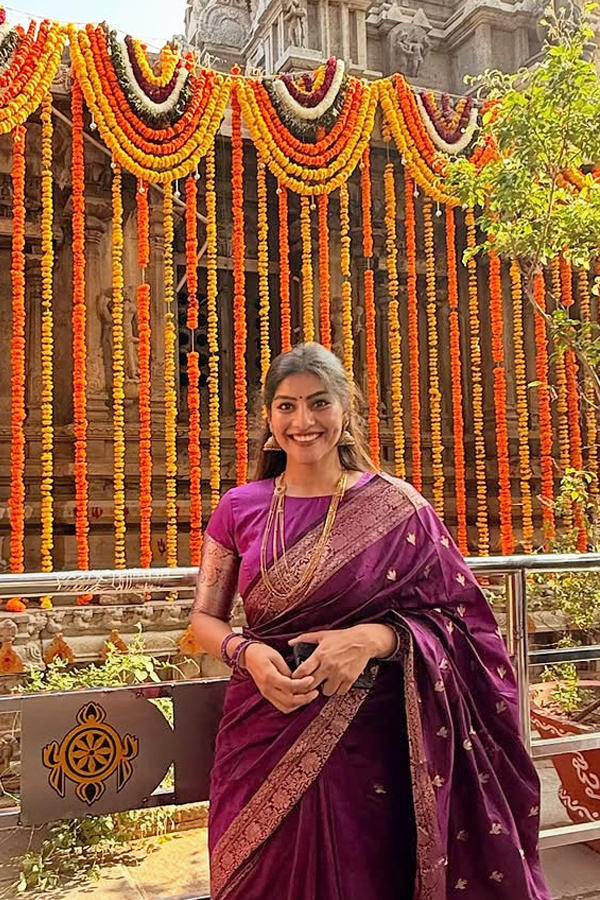 Niharika, Vithika And Bhargavi Ambati at Bhadrachalam Temple on Sri Rama Navami Photos3