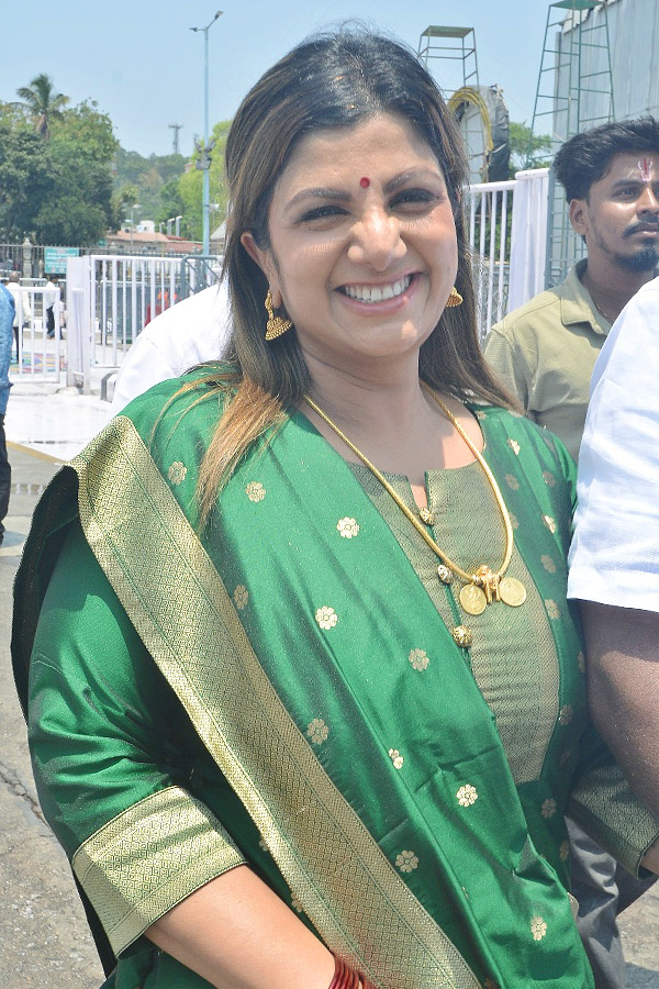 Telugu Tamil Actress Rambha Spotted At Tirumala Temple With Her Husband Photos10