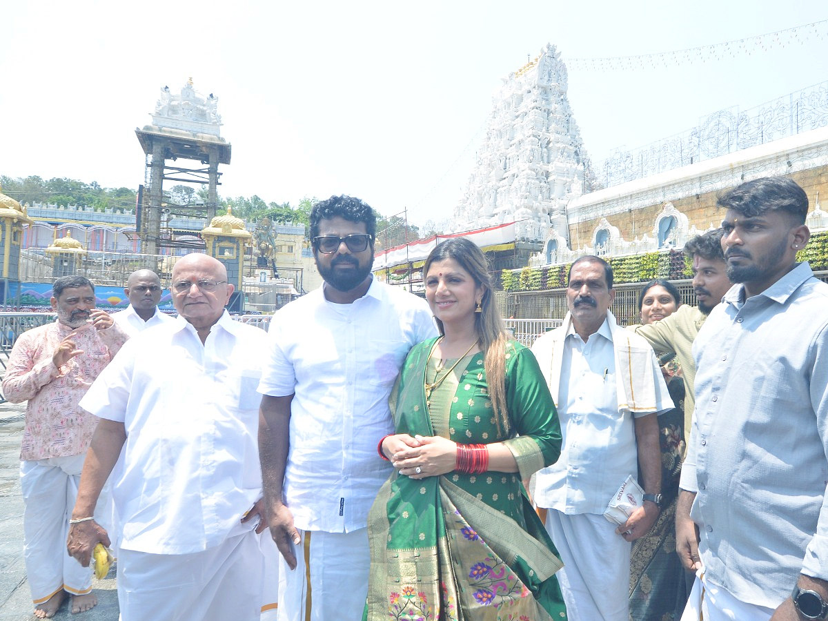 Telugu Tamil Actress Rambha Spotted At Tirumala Temple With Her Husband Photos4