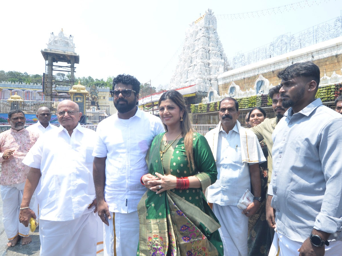 Telugu Tamil Actress Rambha Spotted At Tirumala Temple With Her Husband Photos5