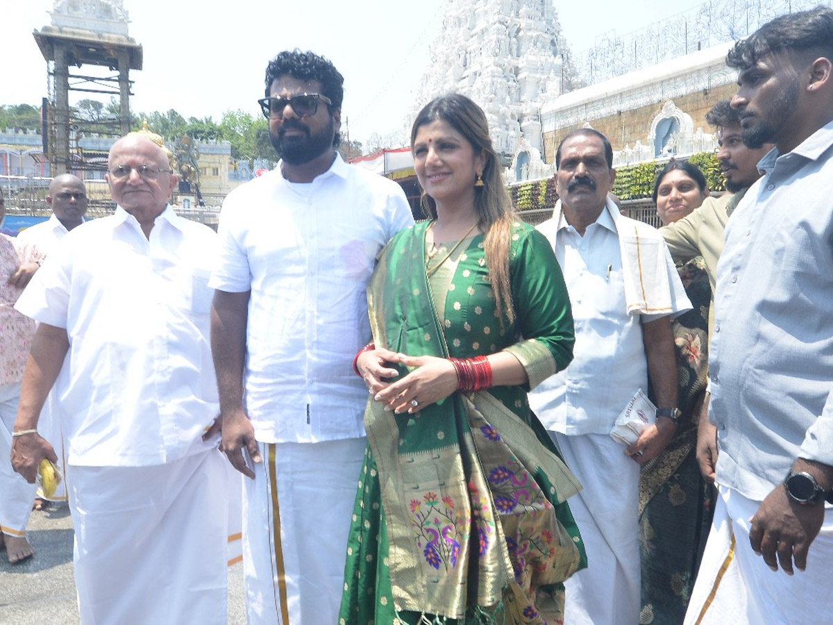 Telugu Tamil Actress Rambha Spotted At Tirumala Temple With Her Husband Photos7