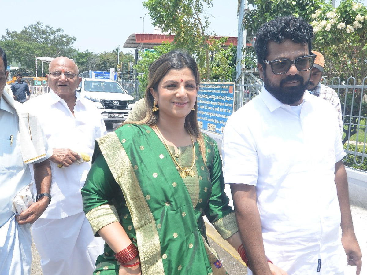 Telugu Tamil Actress Rambha Spotted At Tirumala Temple With Her Husband Photos8
