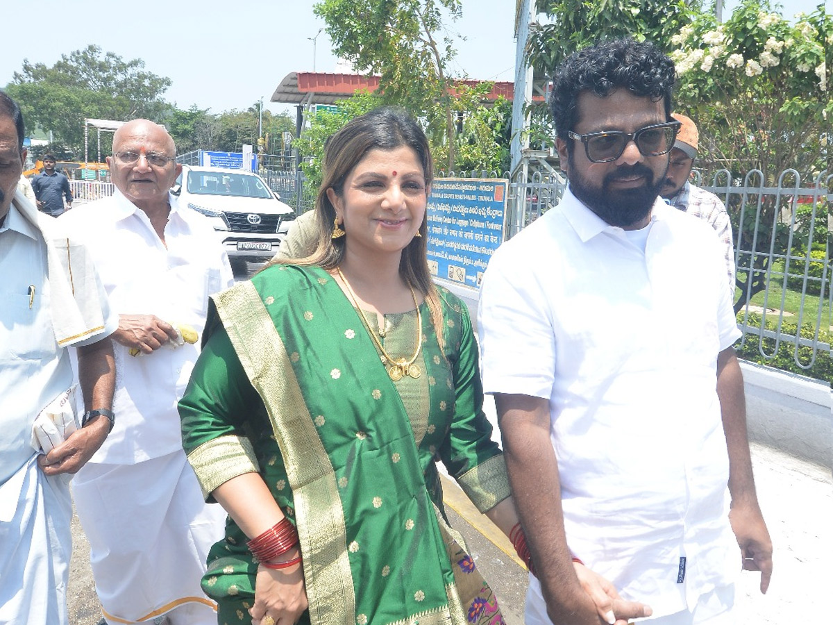 Telugu Tamil Actress Rambha Spotted At Tirumala Temple With Her Husband Photos9