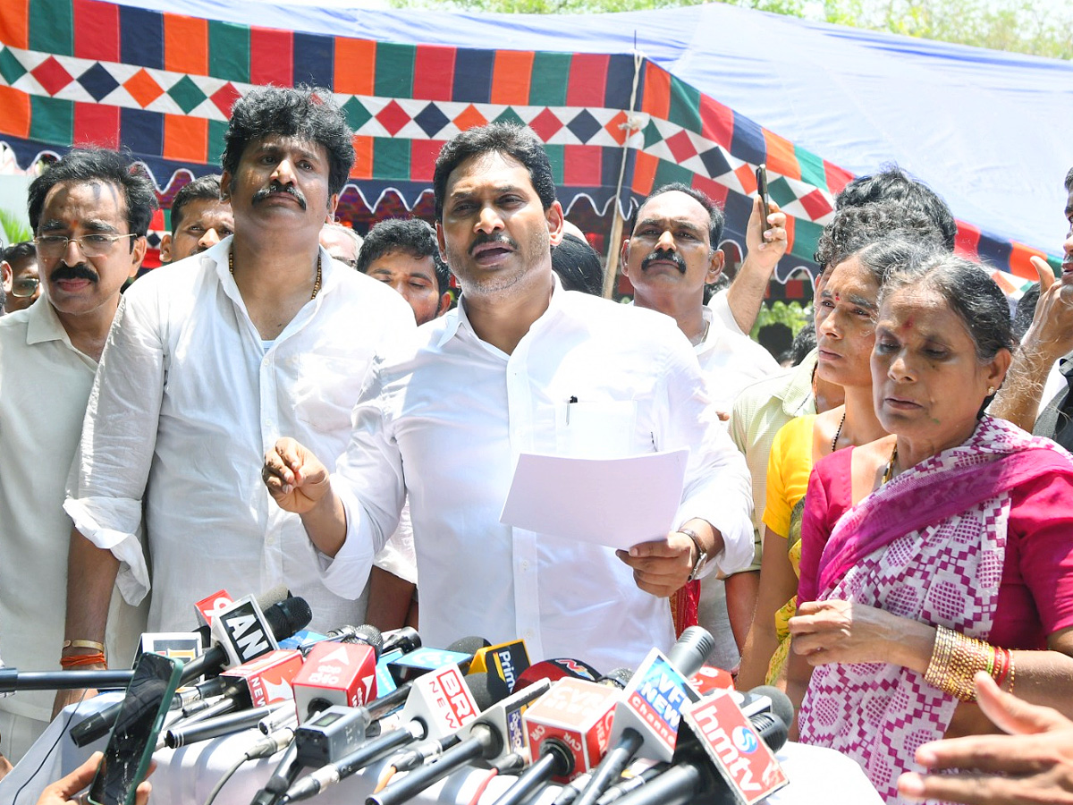 YS Jagan Consoles Kuruba Lingamaiah Family In Rapthadu Photos6