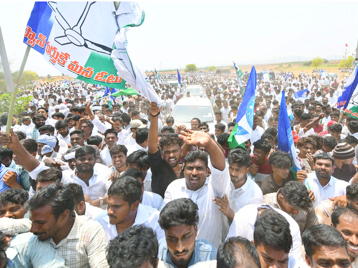 YS Jagan Consoles Kuruba Lingamaiah Family In Rapthadu Photos7