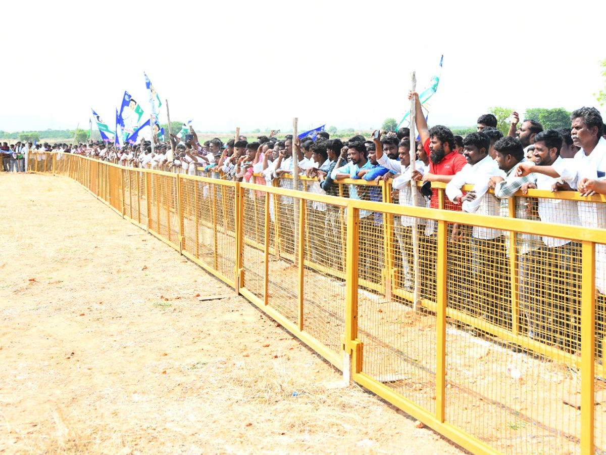 YS Jagan Consoles Kuruba Lingamaiah Family In Rapthadu Photos8