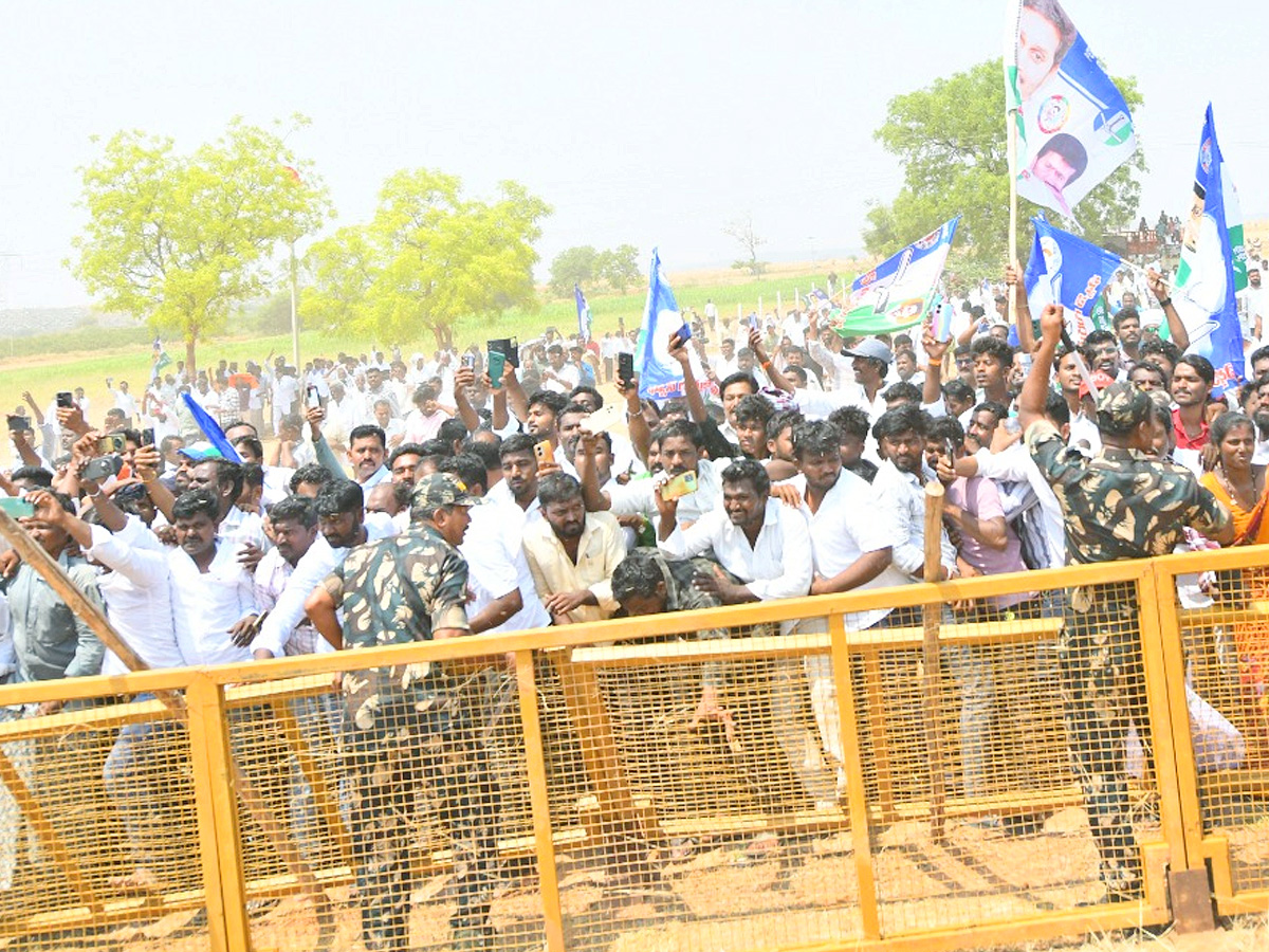 YS Jagan Consoles Kuruba Lingamaiah Family In Rapthadu Photos10