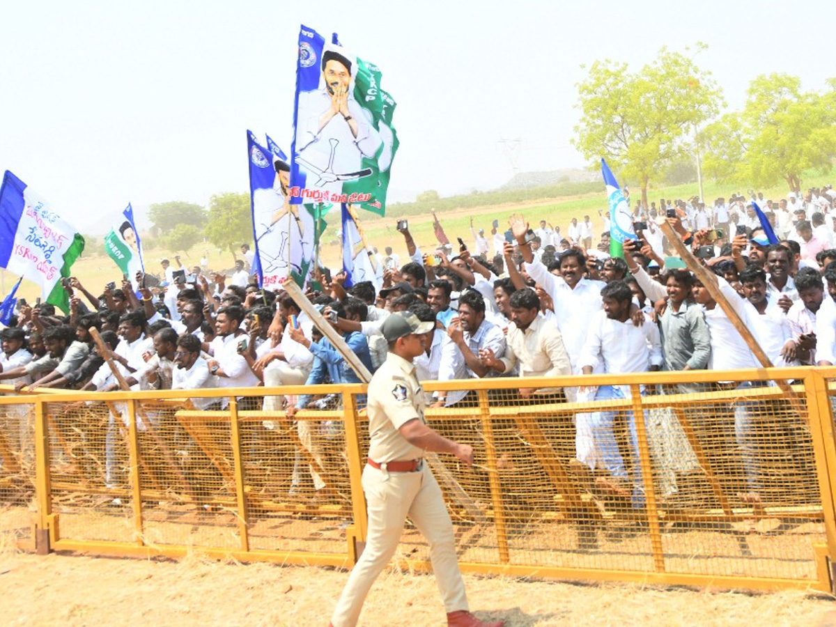 YS Jagan Consoles Kuruba Lingamaiah Family In Rapthadu Photos11