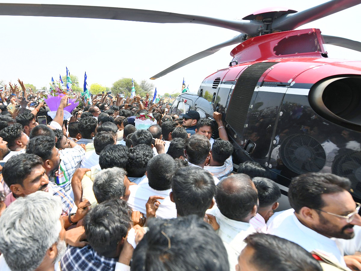 YS Jagan Consoles Kuruba Lingamaiah Family In Rapthadu Photos12
