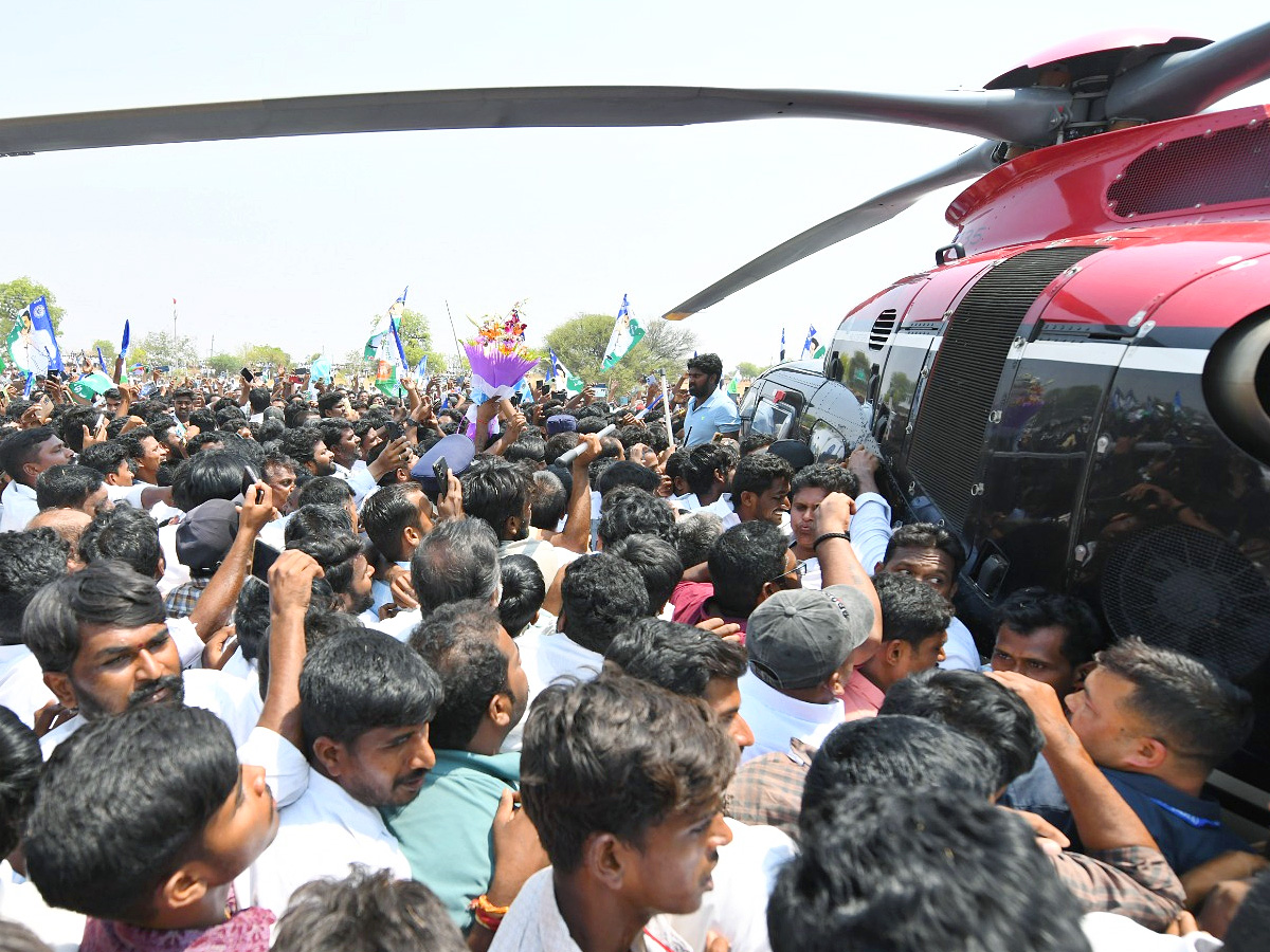 YS Jagan Consoles Kuruba Lingamaiah Family In Rapthadu Photos13
