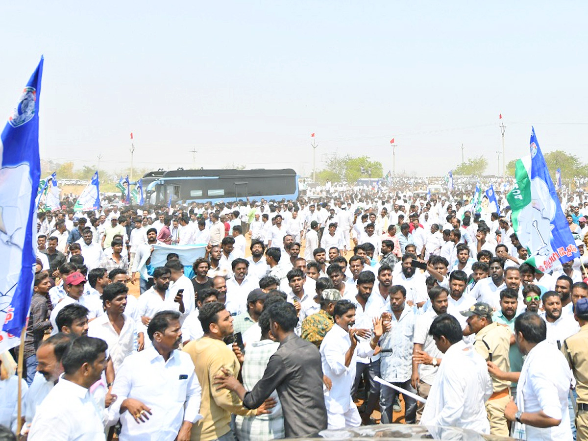 YS Jagan Consoles Kuruba Lingamaiah Family In Rapthadu Photos16