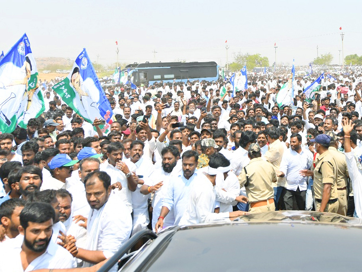 YS Jagan Consoles Kuruba Lingamaiah Family In Rapthadu Photos17