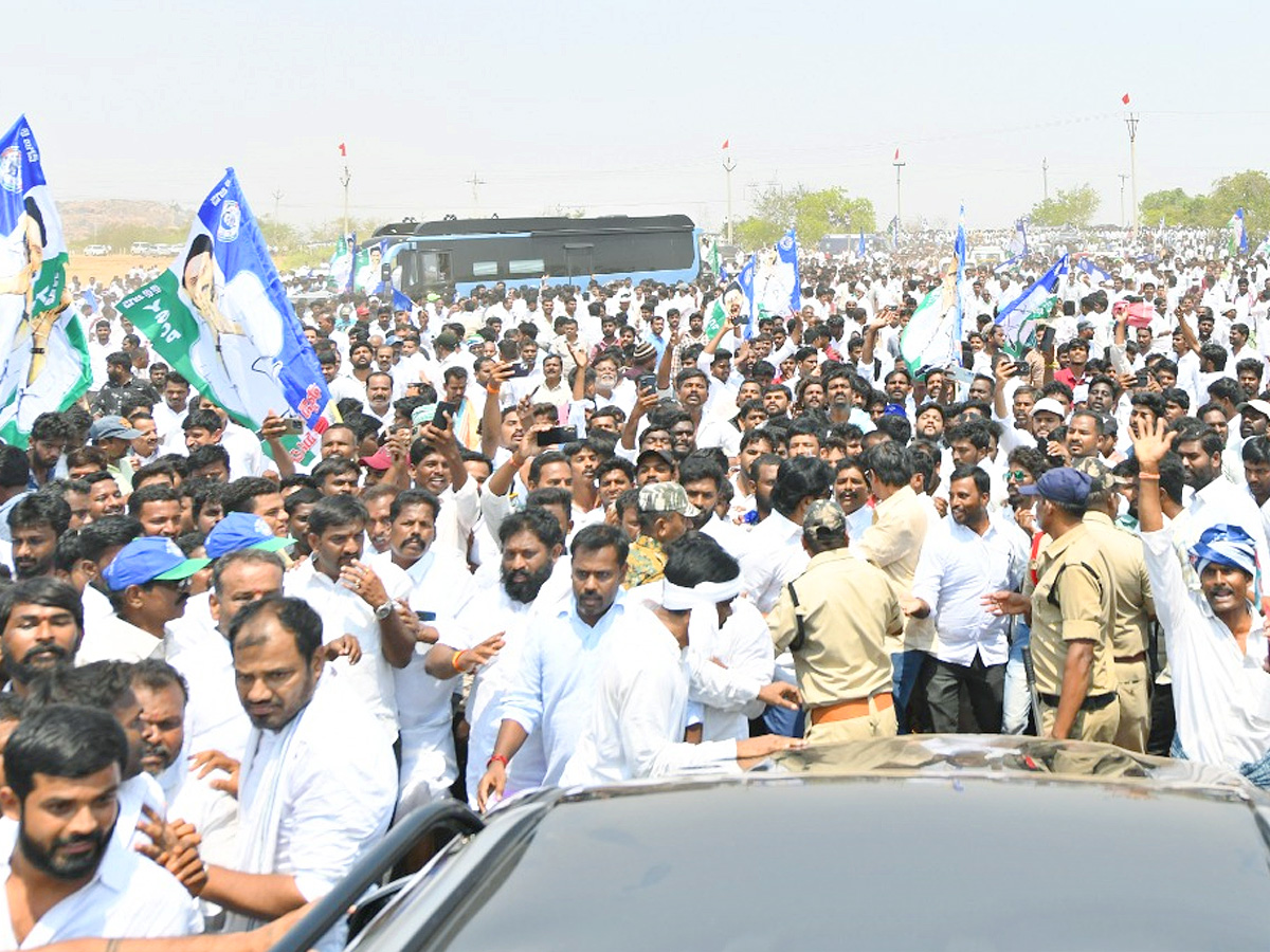 YS Jagan Consoles Kuruba Lingamaiah Family In Rapthadu Photos18