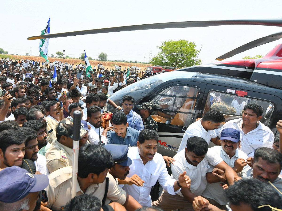 YS Jagan Consoles Kuruba Lingamaiah Family In Rapthadu Photos20