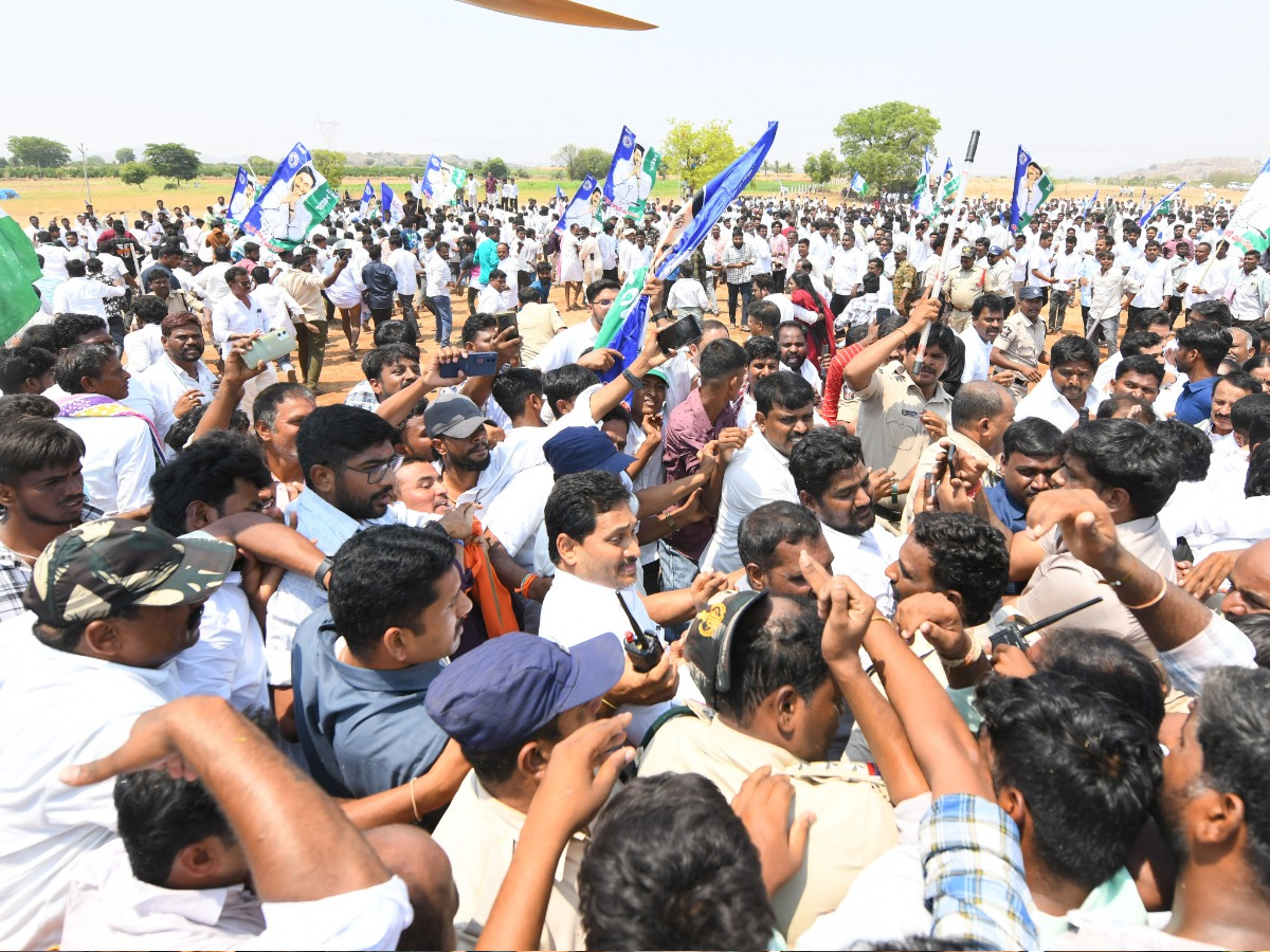 YS Jagan Consoles Kuruba Lingamaiah Family In Rapthadu Photos21