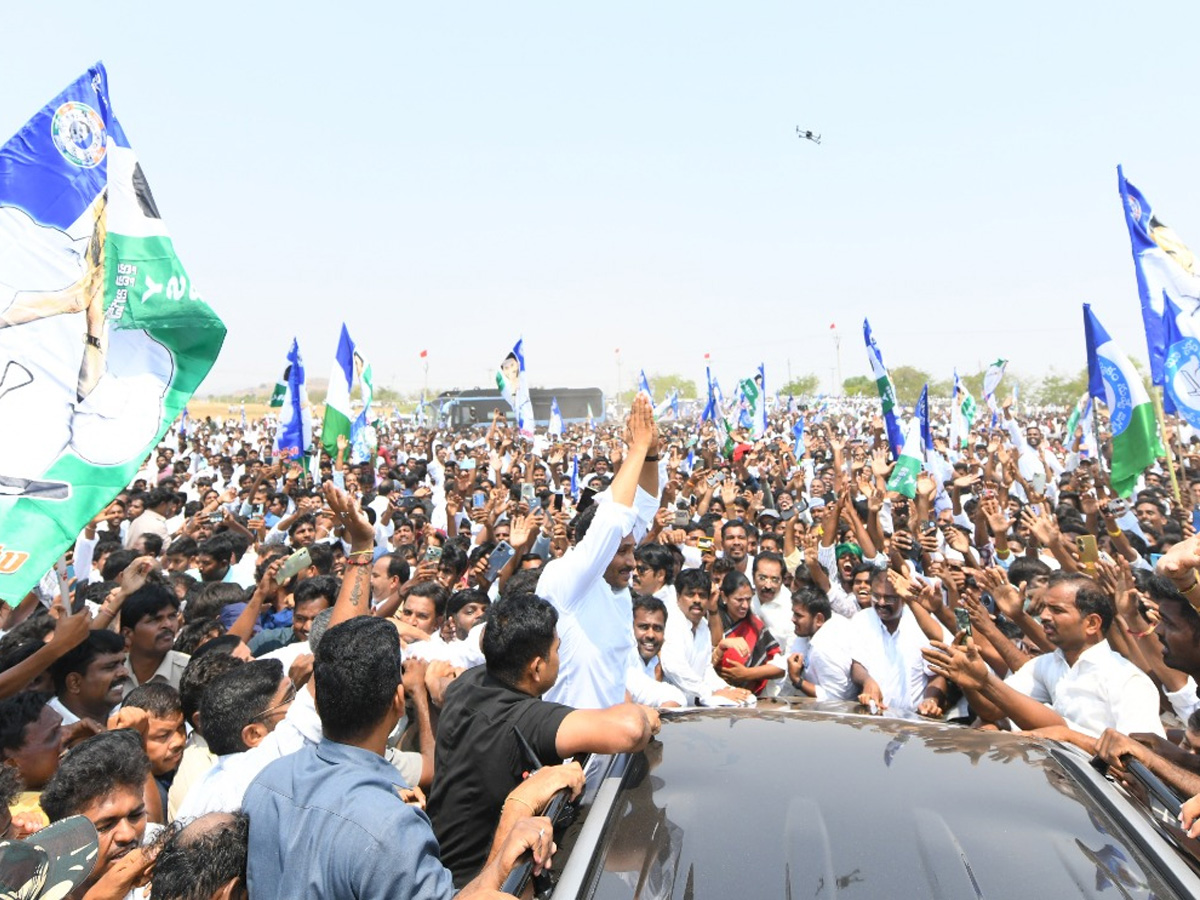 YS Jagan Consoles Kuruba Lingamaiah Family In Rapthadu Photos22