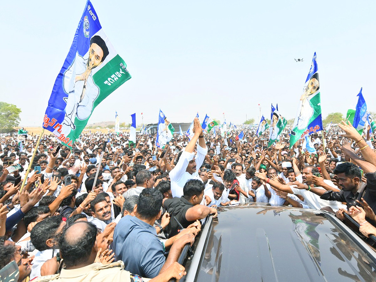 YS Jagan Consoles Kuruba Lingamaiah Family In Rapthadu Photos24