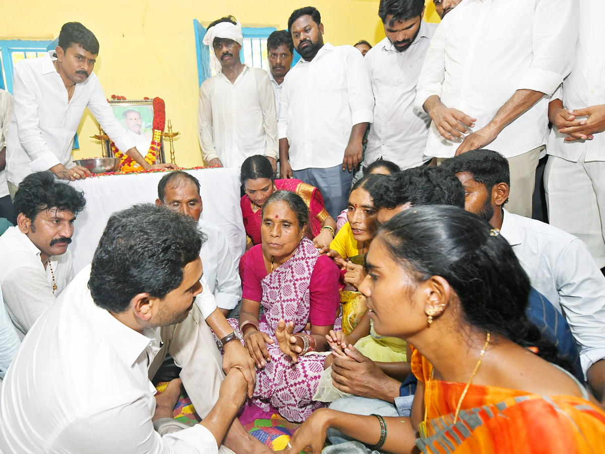 YS Jagan Consoles Kuruba Lingamaiah Family In Rapthadu Photos2