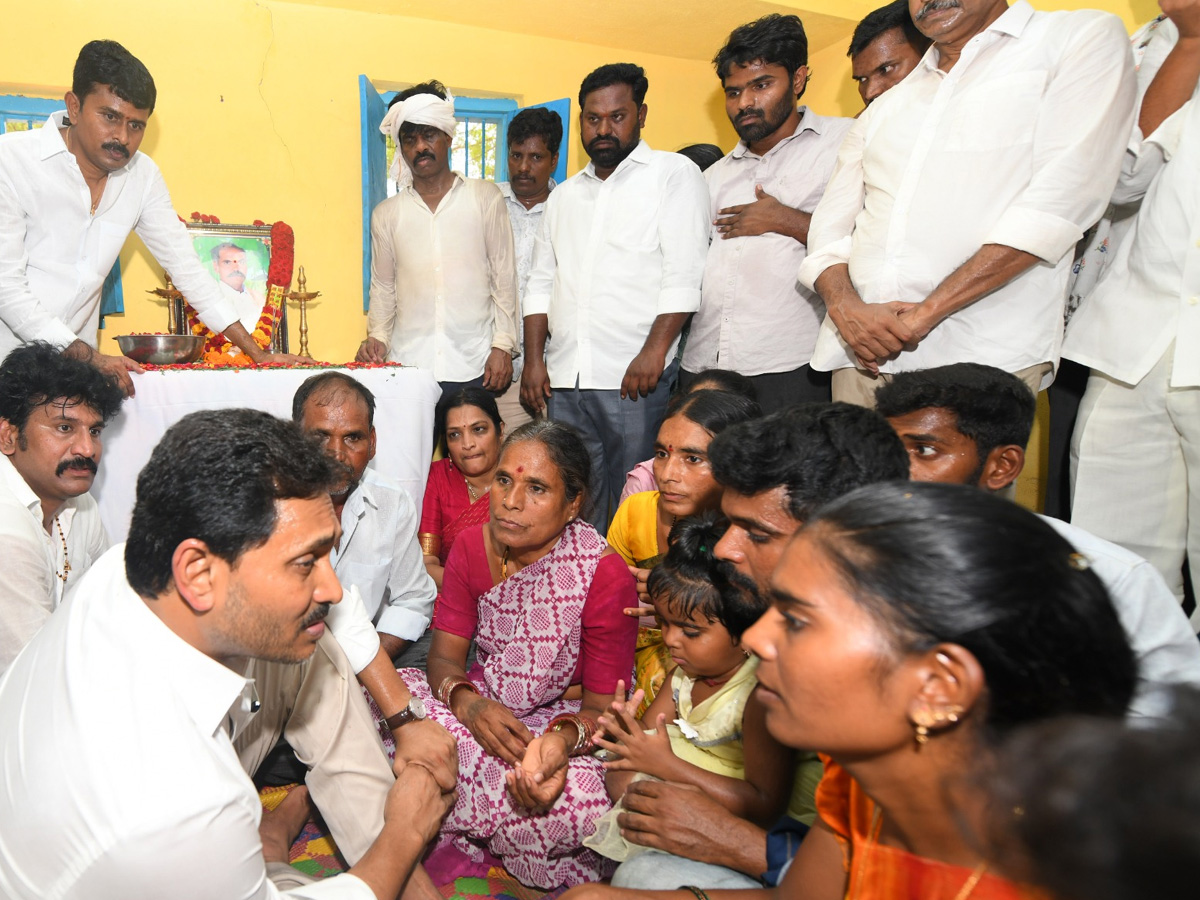 YS Jagan Consoles Kuruba Lingamaiah Family In Rapthadu Photos3