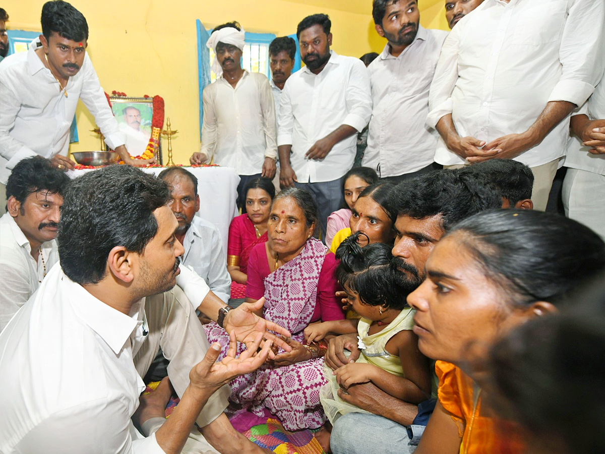 YS Jagan Consoles Kuruba Lingamaiah Family In Rapthadu Photos4