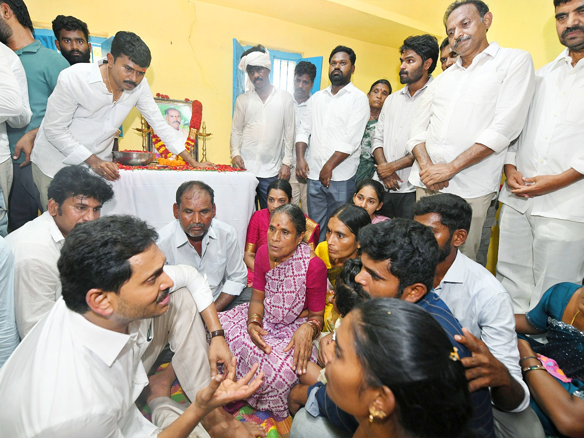 YS Jagan Consoles Kuruba Lingamaiah Family In Rapthadu Photos5